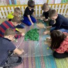 Uczniowie SP w Kłaju poznali wioskę Bullerbyn