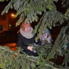 Wspólne ubieranie choinki