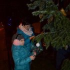 Wspólne ubieranie choinki