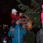 Wspólne ubieranie choinki