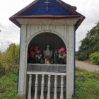 Drewniana Kapliczka Matki Boskiej z Dzieciątkiem w Kłaju w pobliżu cmentarza - stara