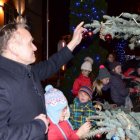 Ubrana w kolorowe bombki i migoczące światełka…
