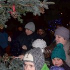 Ubrana w kolorowe bombki i migoczące światełka…