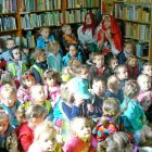 Mali aktorzy pudełkowego teatrzyku...