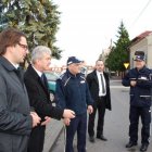 Uroczyste przekazanie radiowozu dla niepołomickich policjantów.