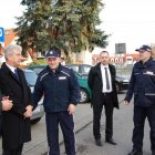 Uroczyste przekazanie radiowozu dla niepołomickich policjantów.
