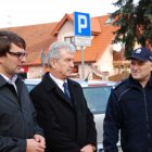 Uroczyste przekazanie radiowozu dla niepołomickich policjantów.