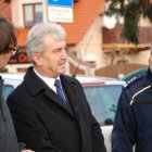 Uroczyste przekazanie radiowozu dla niepołomickich policjantów.