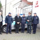 Uroczyste przekazanie radiowozu dla niepołomickich policjantów.