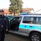 Uroczyste przekazanie radiowozu dla niepołomickich policjantów.