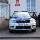 Uroczyste przekazanie radiowozu dla niepołomickich policjantów.