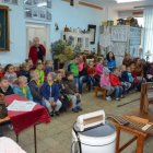 Przedszkolaki ze Skawiny w Gminnej Izbie Regionalnej w Kłaju.     