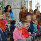 Przedszkolaki ze Skawiny w Gminnej Izbie Regionalnej w Kłaju.     