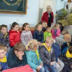 Przedszkolaki ze Skawiny w Gminnej Izbie Regionalnej w Kłaju.     