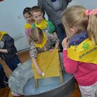 Przedszkolaki ze Skawiny w Gminnej Izbie Regionalnej w Kłaju.     