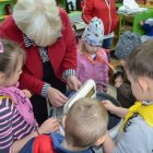 Przedszkolaki ze Skawiny w Gminnej Izbie Regionalnej w Kłaju.     