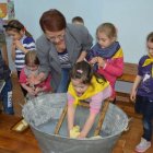 Przedszkolaki ze Skawiny w Gminnej Izbie Regionalnej w Kłaju.     