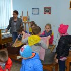 Przedszkolaki ze Skawiny w Gminnej Izbie Regionalnej w Kłaju.     