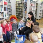 Przedszkolaki z Dąbrowy z wizytą  w Bibliotece w Wieliczce