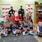 Kochany Mikołaj rozdaje prezenty w przedszkolu w Dąbrowie
