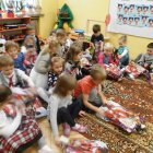 Kochany Mikołaj rozdaje prezenty w przedszkolu w Dąbrowie