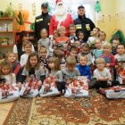 Kochany Mikołaj rozdaje prezenty w przedszkolu w Dąbrowie