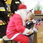 Kochany Mikołaj rozdaje prezenty w przedszkolu w Dąbrowie
