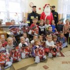 Kochany Mikołaj rozdaje prezenty w przedszkolu w Dąbrowie