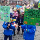 Wiosenny korowód ulicami Dąbrowy