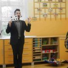 Iluzjonista z okazji Ogólnopolskiego Dnia Przedszkolaka