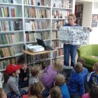 Dąbrowskie Przedszkolaki jako detektywi w bibliotece w Brzeziu