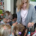 Dąbrowskie Przedszkolaki jako detektywi w bibliotece w Brzeziu