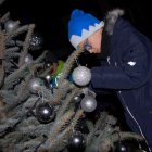 Wspólne ubieranie choinki