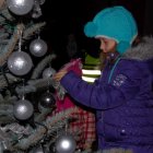 Wspólne ubieranie choinki