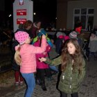 Wspólne ubieranie choinki