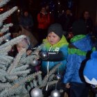 Wspólne ubieranie choinki
