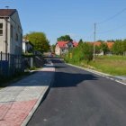 Chodnikiem do i ze szkoły w Brzeziu
