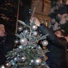 Wspólne dekorowanie świątecznego drzewka