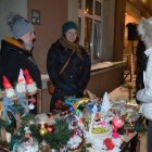 Wspólne dekorowanie świątecznego drzewka