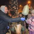 Wspólne dekorowanie świątecznego drzewka