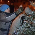 Wspólne dekorowanie świątecznego drzewka