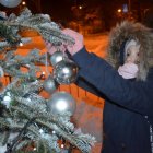 Wspólne dekorowanie świątecznego drzewka