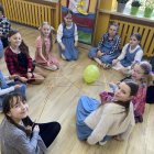 Uczniowie SP w Kłaju poznali wioskę Bullerbyn