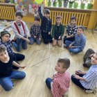 Uczniowie SP w Kłaju poznali wioskę Bullerbyn