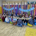 Uczniowie SP w Kłaju poznali wioskę Bullerbyn