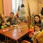 Kolorowe palmy w bibliotece