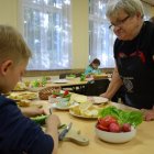 Wiosenne kanapeczki na warsztatach kulinarnych dla dzieci