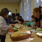 Wiosenne kanapeczki na warsztatach kulinarnych dla dzieci