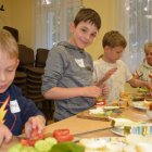 Wiosenne kanapeczki na warsztatach kulinarnych dla dzieci