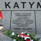 Poświęcenie pomnika upamiętniającego ofiary II Wojny Światowej na cmentarzu w Brzeziu. 